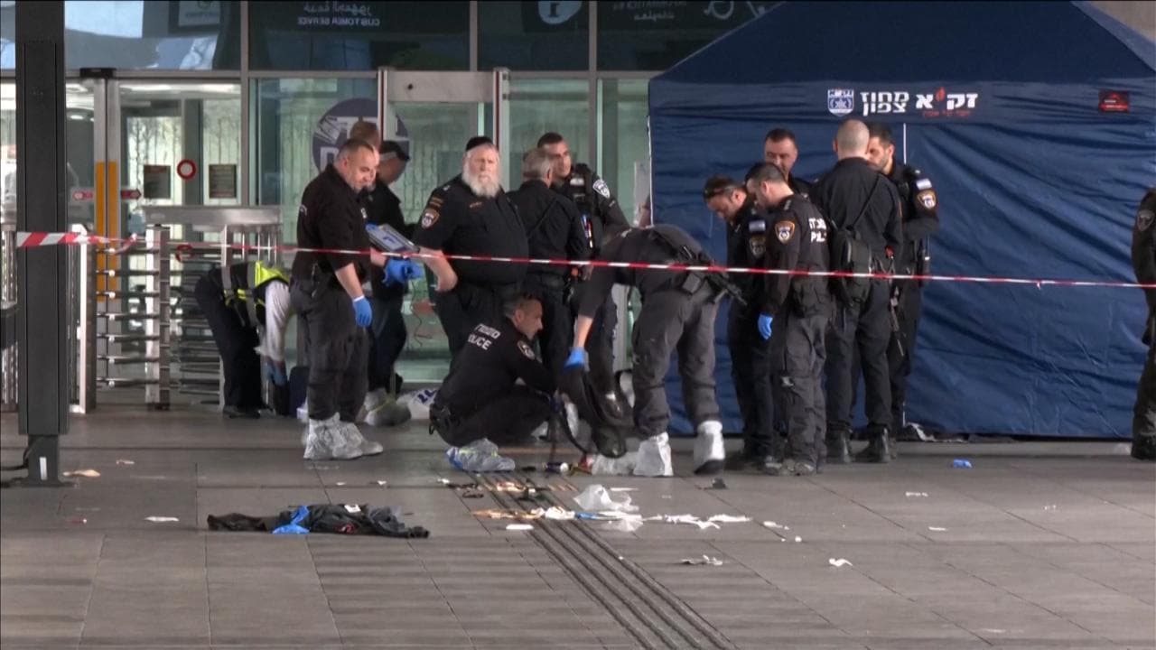 Haifa, i rilievi della polizia dopo l'attacco con il coltello alla stazione