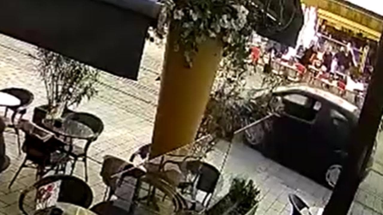 Mannheim, l'auto accelera e travolge la folla: le immagini dalle telecamere di sorveglianza