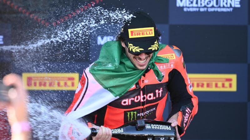 Nicolò Bulega festeggia la vittoria di gara 2 a Phillip Island
