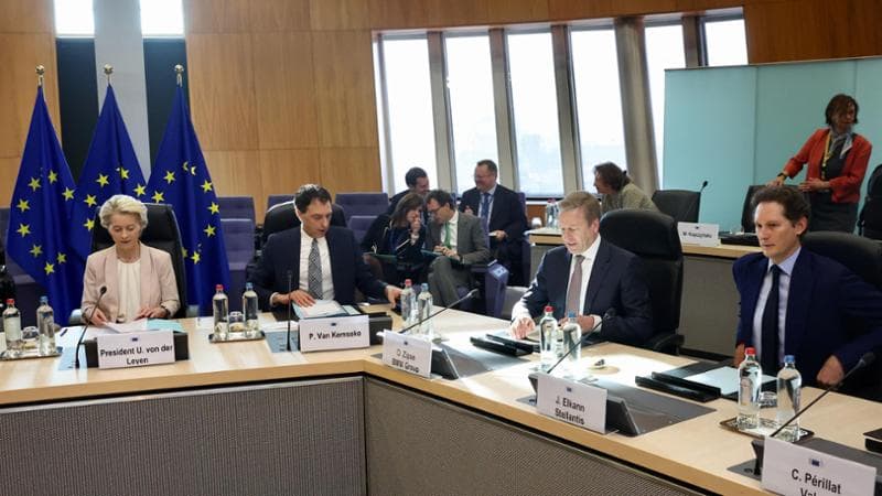 Ursula von der Leyen (a sinistra), illustra il piano per l&rsquo;auto ai costruttori.&nbsp;A destra,&nbsp;il presidente&nbsp;di Stellantis, John Elkann
