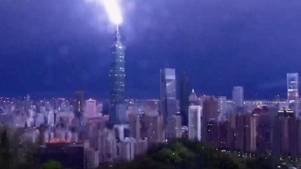Taiwan, fulmine colpisce il grattacielo più alto di Taipei: le immagini dell'impatto a 508 metri