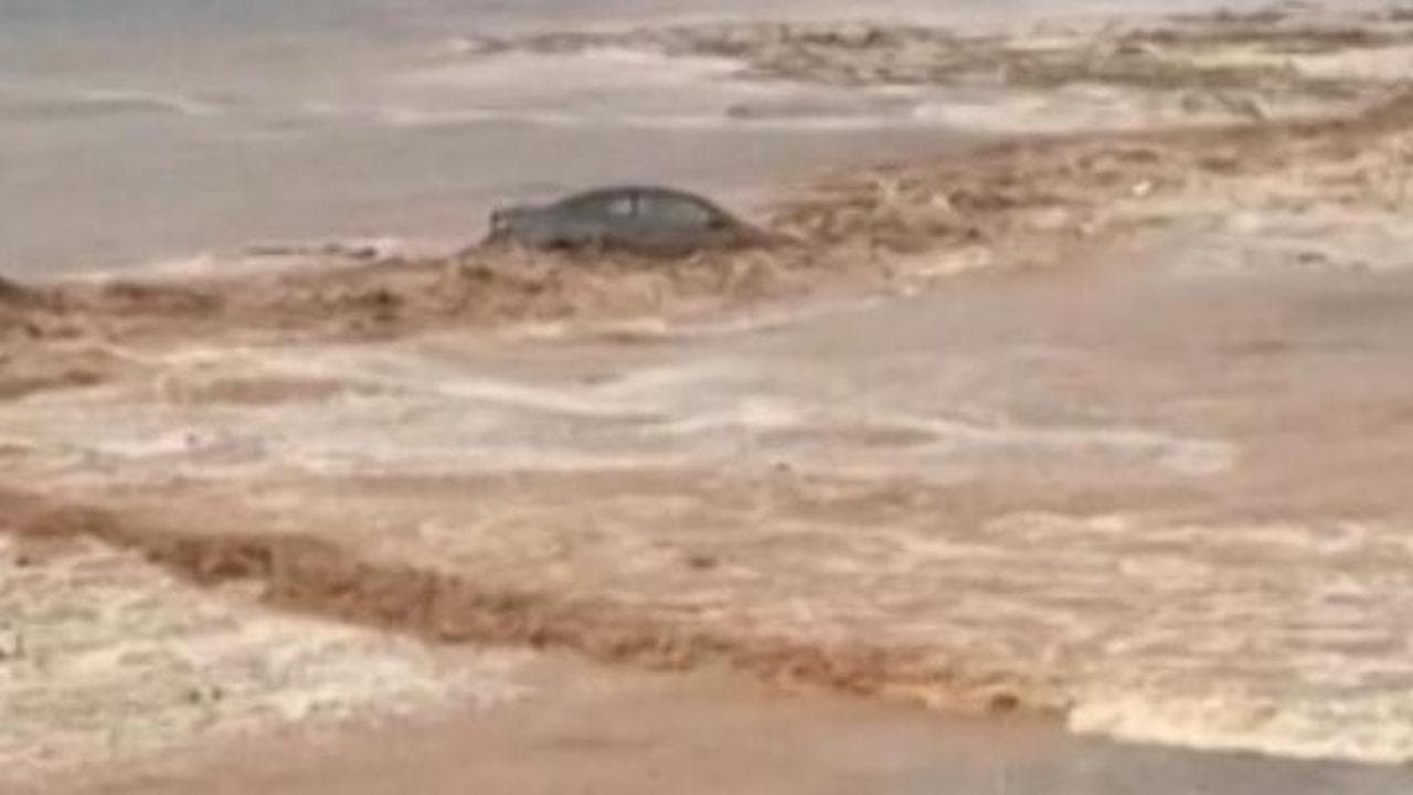 Canarie, bomba d'acqua a Telde: strade allagate, un'auto trascinata in mare