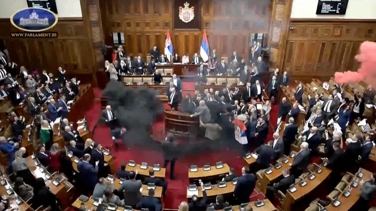 Belgrado: caos al Parlamento, l'opposizione lancia fumogeni e razzi in aula