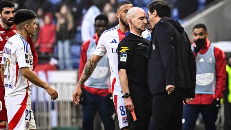 Paulo Fonseca si scaglia contro l'arbitro Benoit Millot