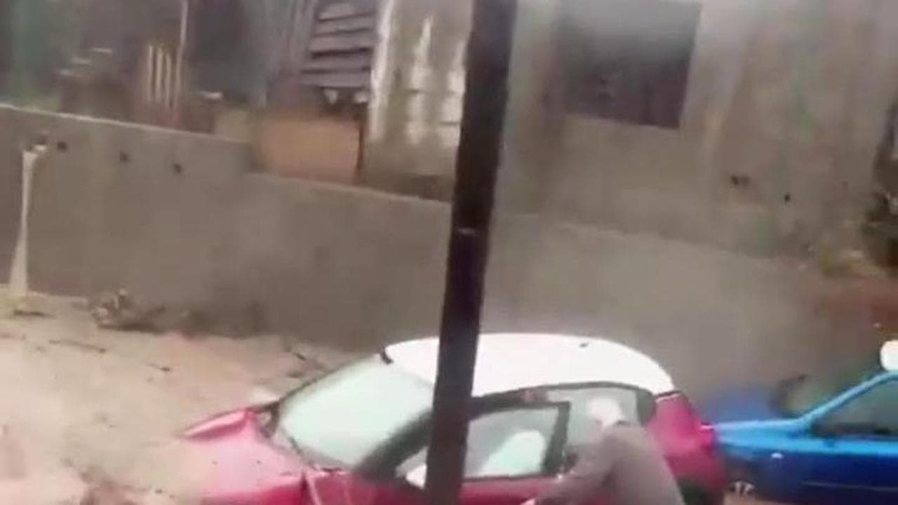 Canarie, donna estratta dall'auto e salvata all'ultimo momento durante l'alluvione