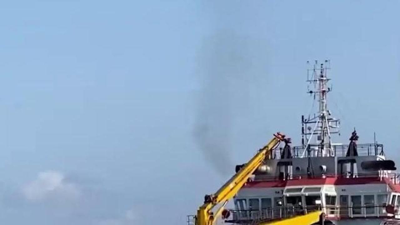 Sea Watch salva 32 migranti bloccati su una piattaforma petrolifera: il video dei soccorsi