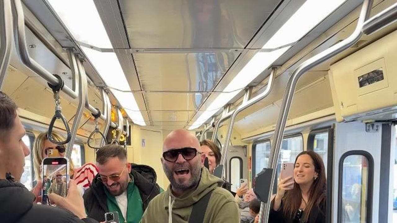 Giuliano Sangiorgi canta "Mentre tutto scorre" sul tram dove la canzone nacque vent'anni fa