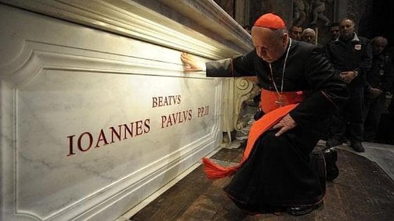 Dziwisz: “Dalla croce non si scende. Francesco come Giovanni Paolo guiderà la Chiesa fino alla fine”