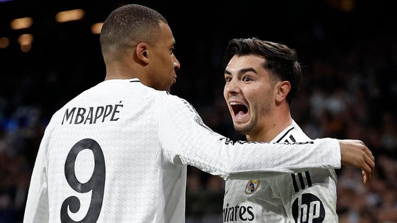 Brahim Diaz esulta con Mbappé dopo il gol