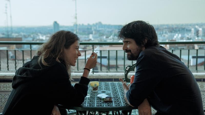 Iria del Río (Ana) e Francesco Carril (Óscar) nel primo episodio di Dieci Capodanni