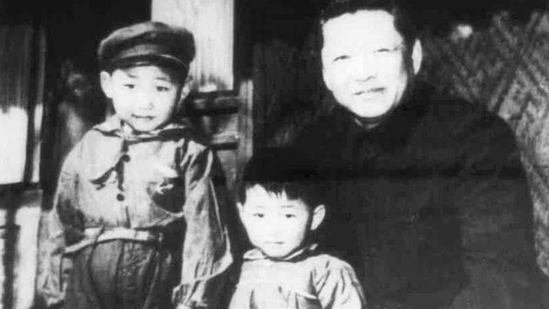 Il presidente cinese Xi Jinping nel 1958, a cinque anni, con il padre Xi Zhongxun, alto funzionario del Partito comunista poi epurato durante la Rivoluzione culturale (UIG via Getty Images )