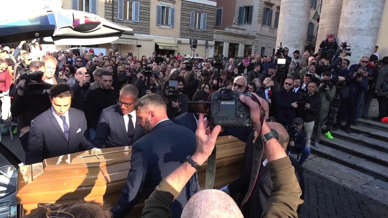 "Wish you were here": il funerale di Eleonora Giorgi inizia sulle note dei Pink Floyd