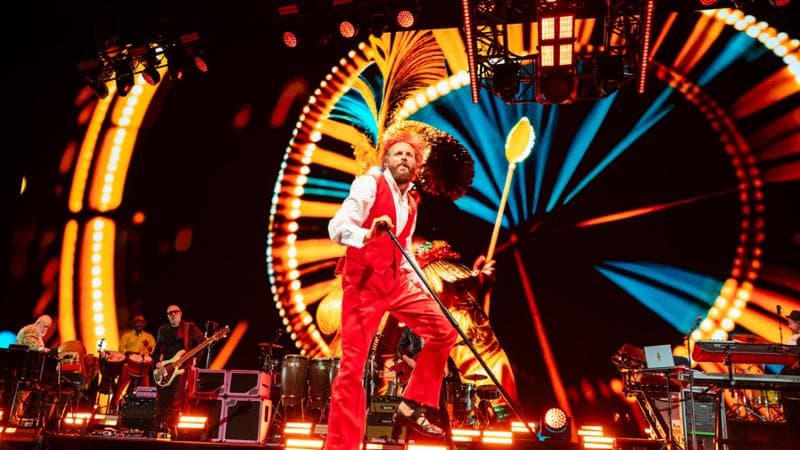 Jovanotti, il primo concerto dopo l’incidente: l’esorcismo funk del ragazzo fortunato
