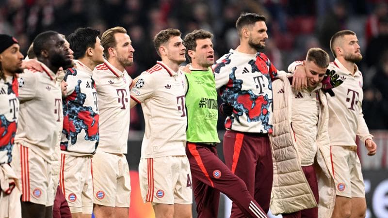 Il giocatori del Bayern Monaco festeggiano con i tifosi