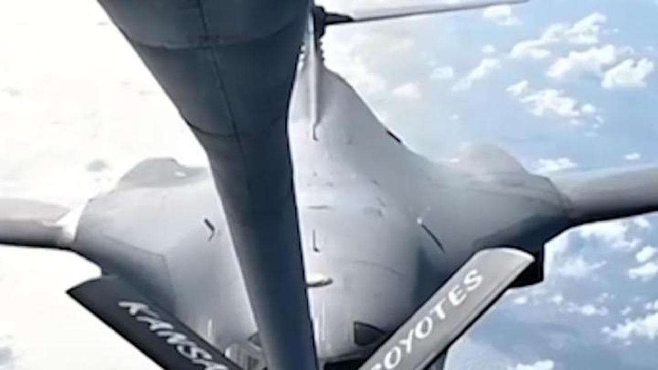 Guam, spettacolare rifornimento in volo del bombardiere sull'oceano Pacifico
