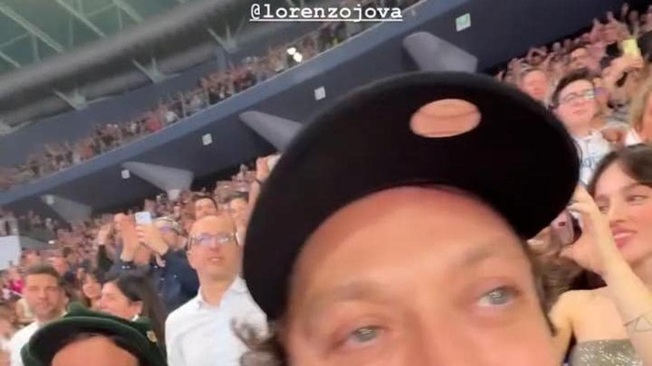 Ragazzi fortunati: Lucio Corsi, Cremonini e Valentino Rossi ballano al concerto Jovanotti