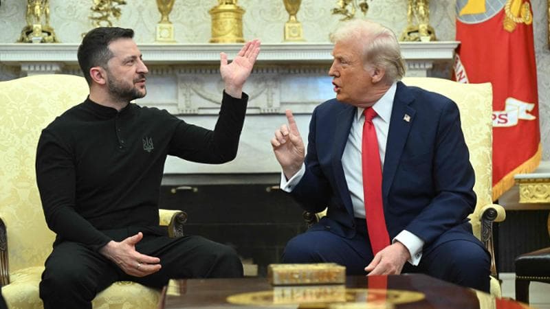 Boom di vendite per la polo di Zelensky che ha fatto arrabbiare Trump: “Richiesta anche in America”