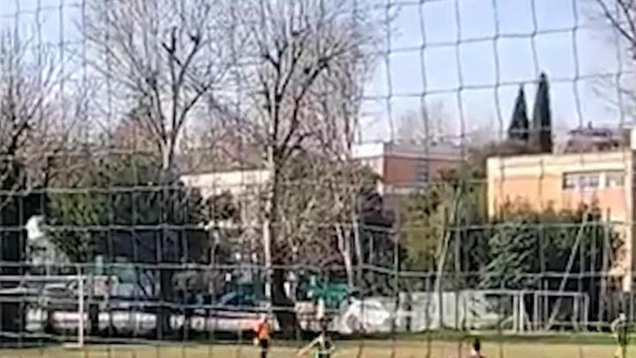"Come fa una femmina (ad arbitrare). Vai a fare gli gnocchi": insulti sessisti all'arbitra sedicenne
