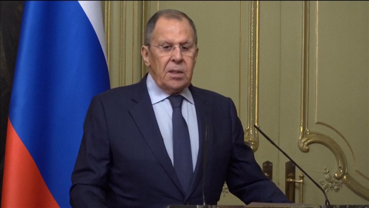 Lavrov: "Macron come Hitler e Napoleone, vuole sconfiggerci ma dice che siamo noi a minacciare l'Ue"