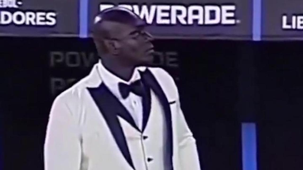 Copa Libertadores, l'allenatore del Barcelona de Guayaquil a bordo campo in smoking