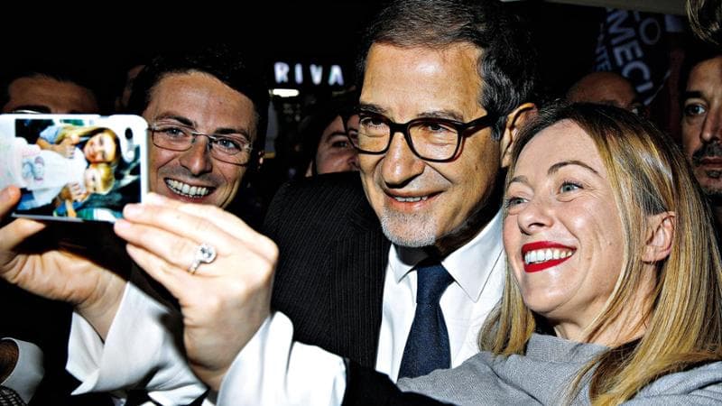La leader di Fratelli d'Italia Giorgia Meloni fa un selfie con il ministro&nbsp;Nello Musumeci&nbsp;

