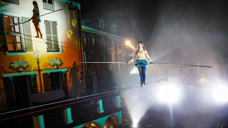 La funambola Giulia Cammarota attraversa la piazza del Comune di Moncalieri in occasione del Mooncalieri Festival, il 29 novembre 2024&nbsp;
