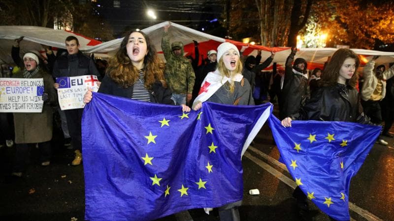 Tbilisi, i cento giorni di proteste per la libertà: donne in piazza con i tulipani contro il governo