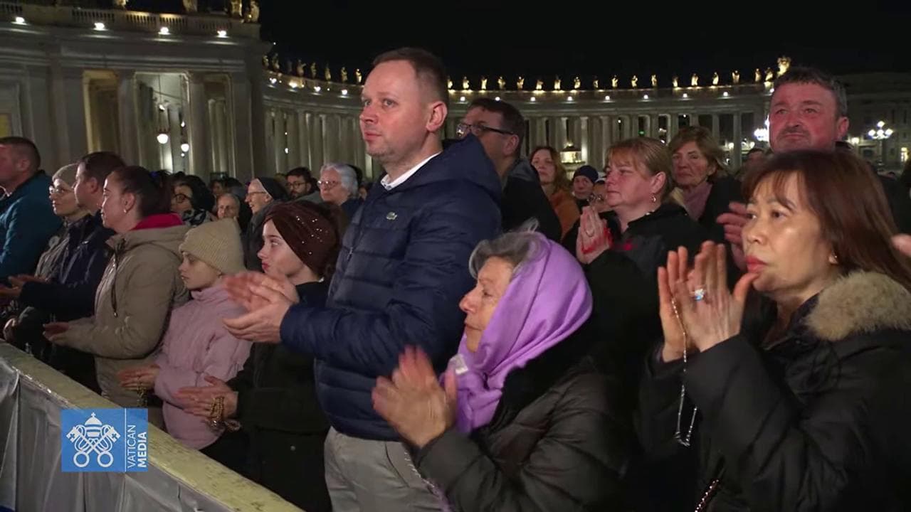 Papa Francesco, l'annuncio del cardinale ai fedeli a San Pietro: "Ecco la voce del Santo Padre"