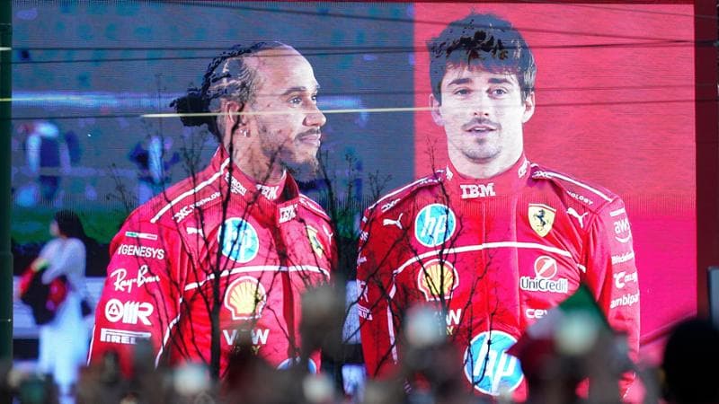 Lewis Hamilton e Charles Leclerc sul maxischermo