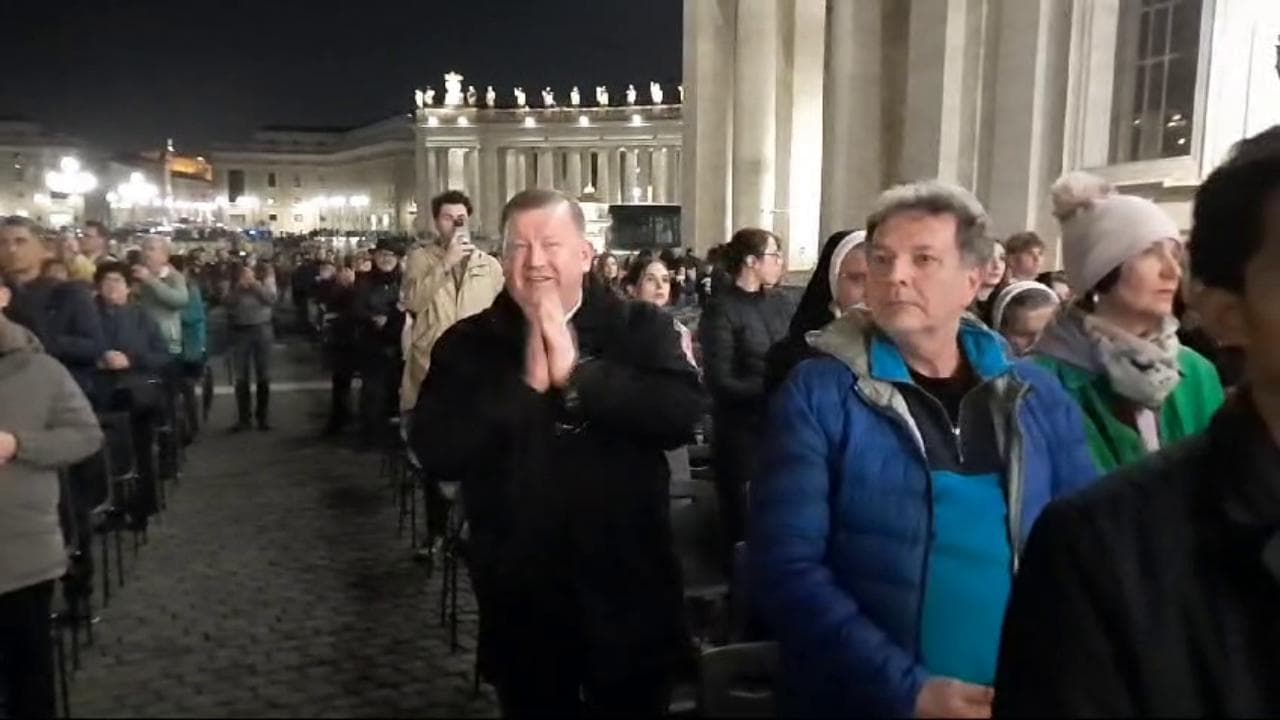 L'audio di papa Francesco in Piazza San Pietro sorprende i fedeli in preghiera
