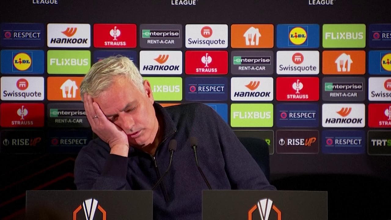 La domanda del giornalista turco lo annoia: Mourinho "si addormenta" e russa