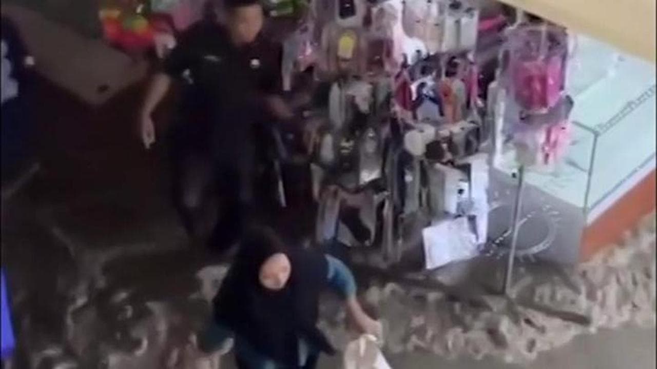 Alluvione in Indonesia, l'acqua invade un centro commerciale: le persone fuggono sulle scale mobili