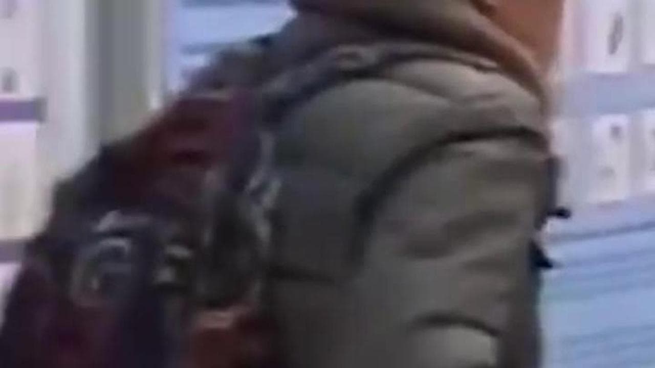 Kazakistan, tenta di accoltellare una hostess all'aeroporto di Almaty: un passante la salva così