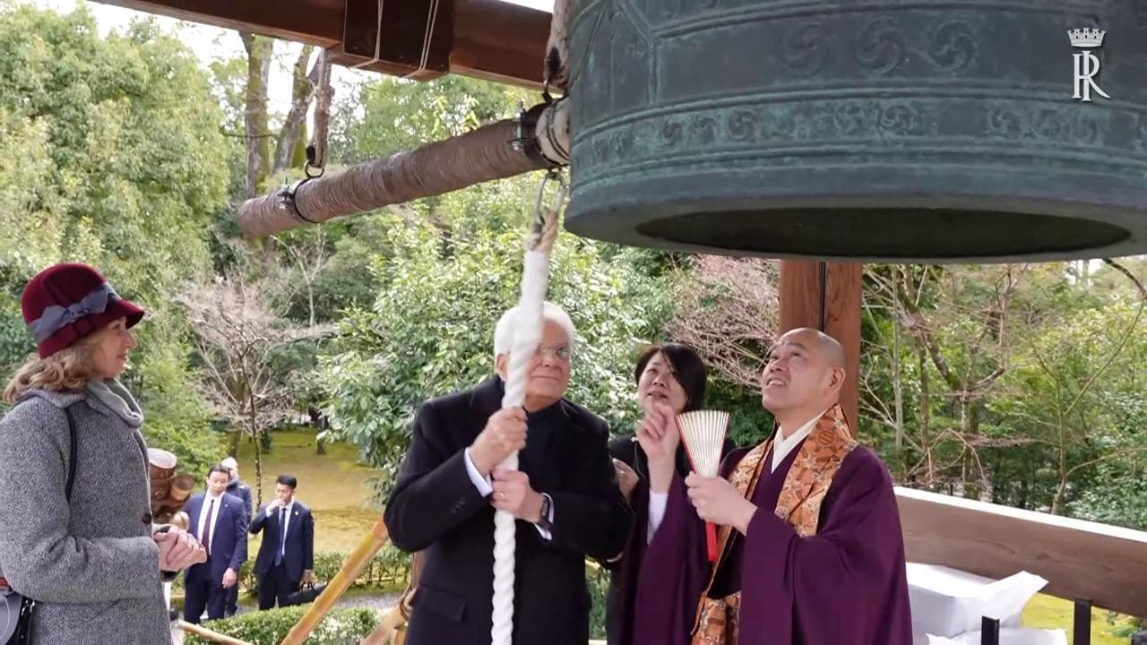 Giappone, Mattarella suona la campana nel tempio di Kyoto
