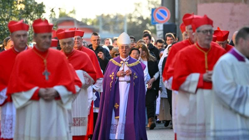 De Donatis: “Francesco ha voluto confortare i fedeli, ma sul corpo esibito non è come Wojtyla”
