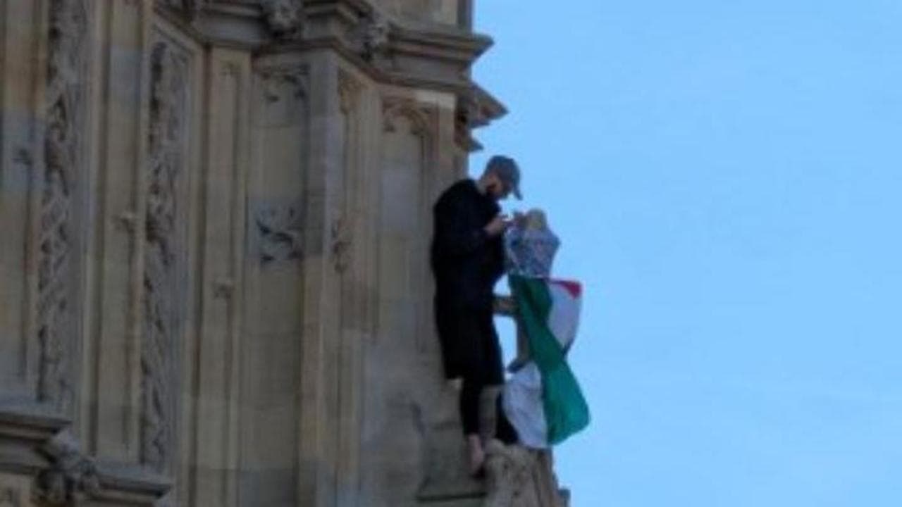 Londra, un uomo si arrampica sul Big Ben con la bandiera palestinese