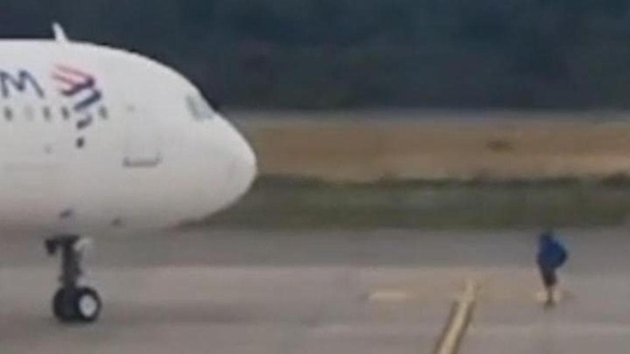 Cile, perde l'aereo ma non si arrende: blocca la pista per salire a bordo. Arrestato