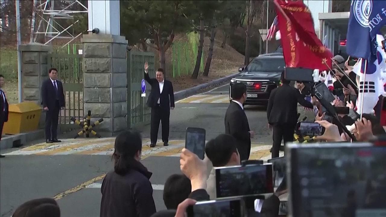 Corea del Sud: il presidente Yoon lascia il carcere tra la folla dei suoi sostenitori