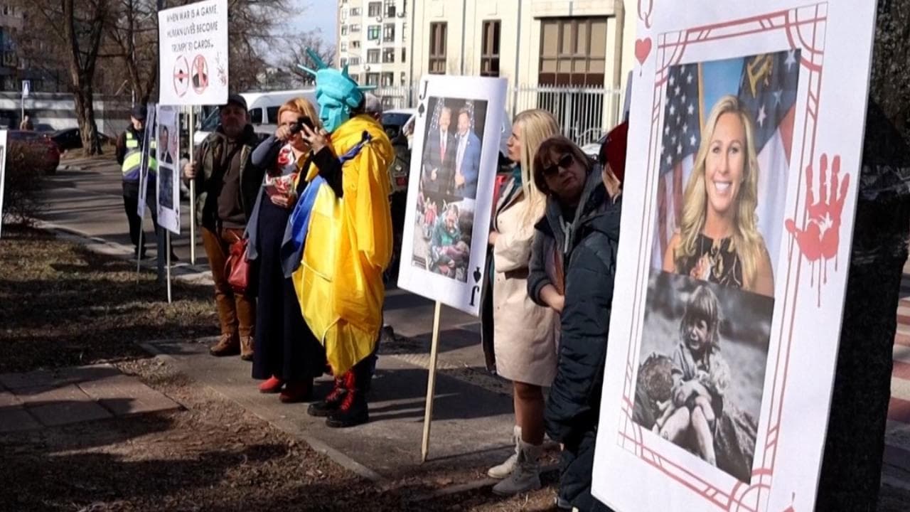 Kiev, la "protesta delle carte" davanti all'ambasciata americana