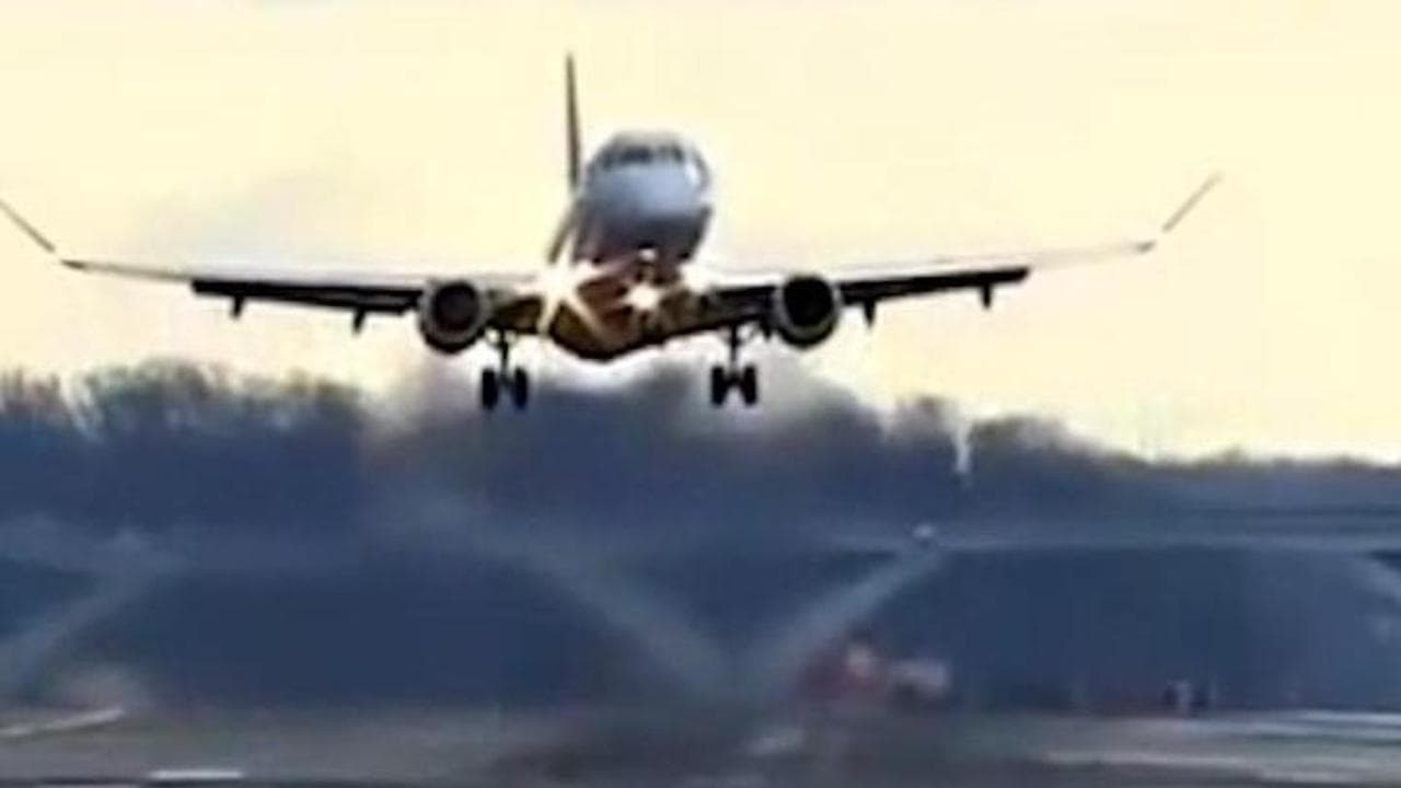 Washington, troppo vento: l'aereo tenta l'atterraggio ma rischia di schiantarsi