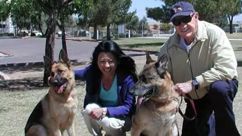 Gene Hackman con la moglie Betsy Arakawa e due dei loro cani