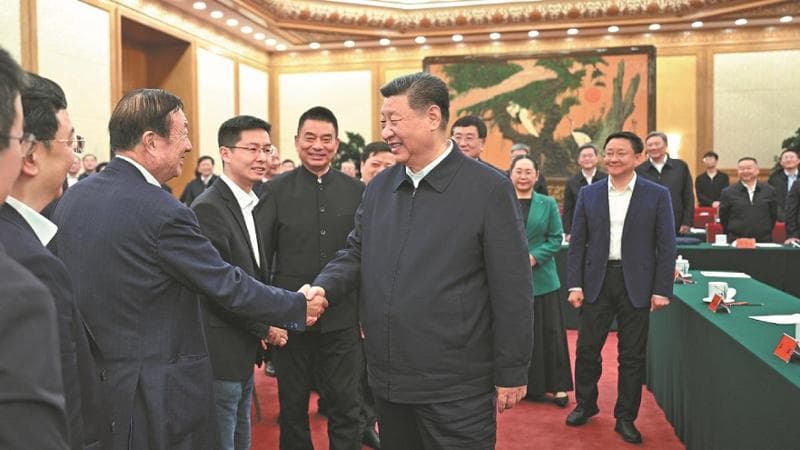 La stretta di mano tra Xi Jinping e il fondatore di Huawei Ren Zhengfei, all'incontro del leader con i campioni della tecnologia cinese