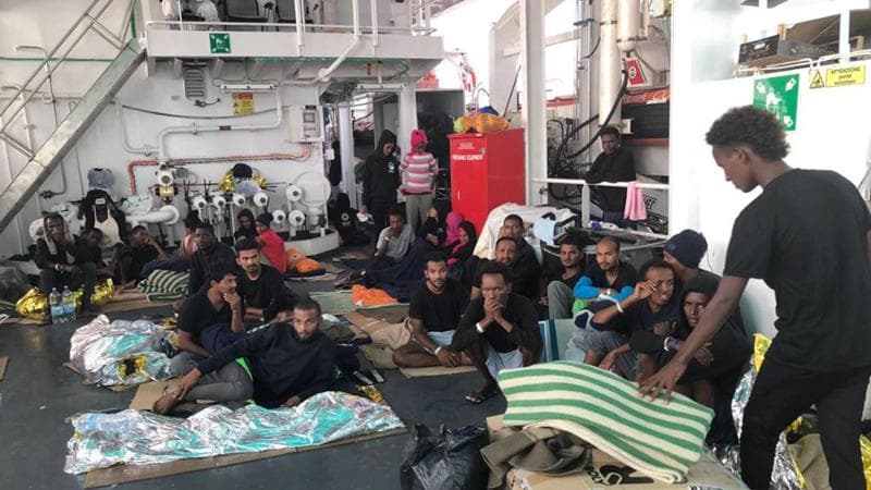 Il Venerdì e la santissima stroncatura. La Diciotti e la foto di Conte e Salvini