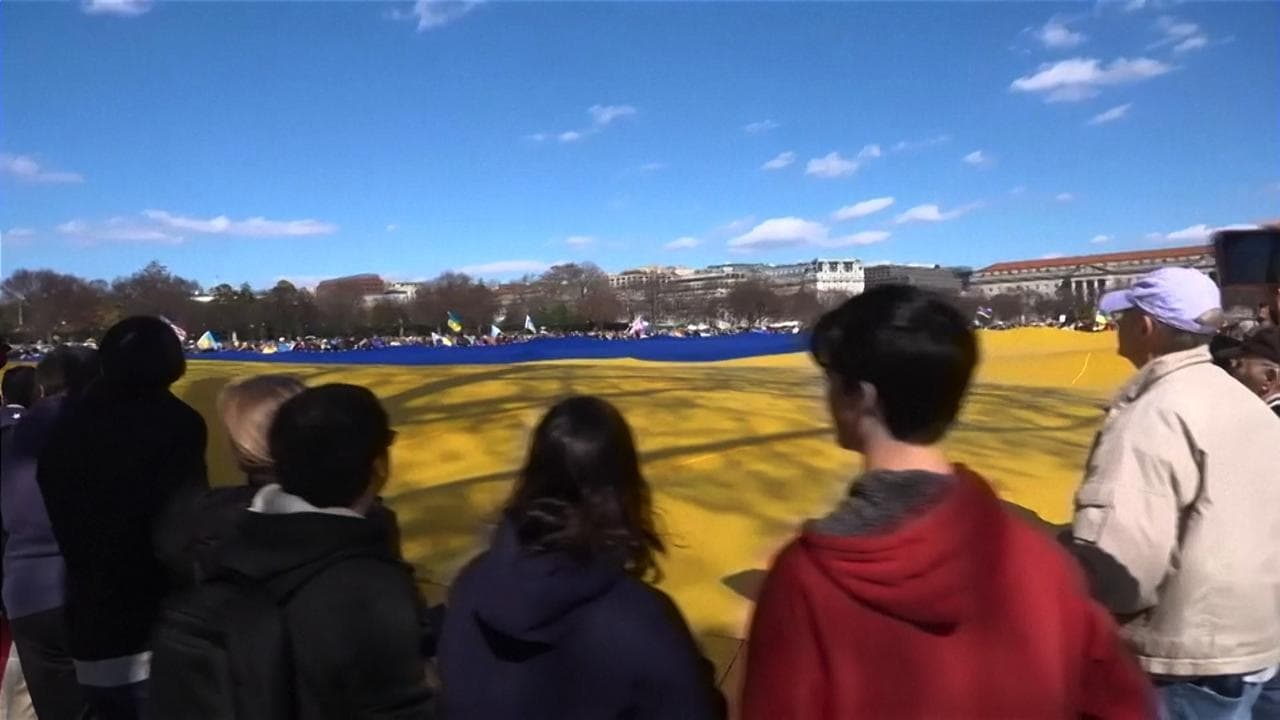 Manifestazione pro Kiev con "la bandiera ucraina più grande del mondo" vicino alla Casa Bianca