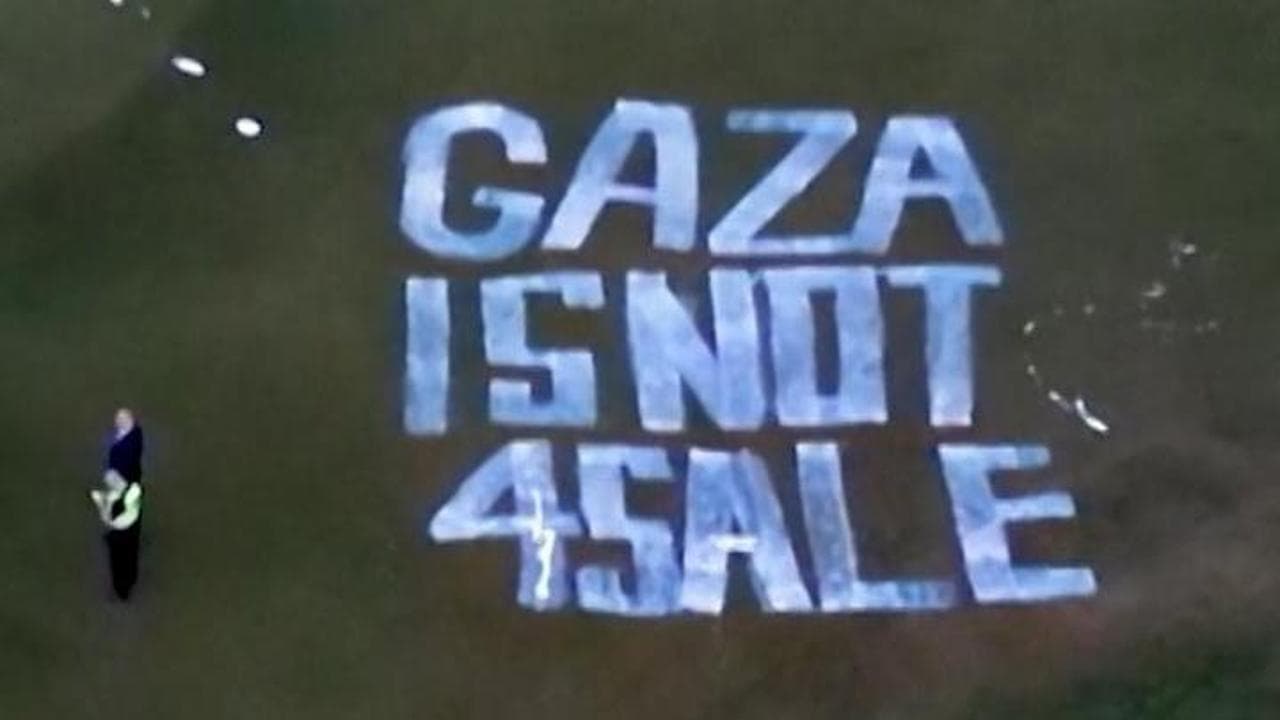 Scozia, la maxi-scritta rovina il campo da golf di Trump: "Gaza non è in vendita"