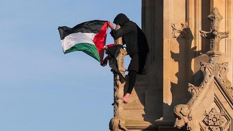 Arrestato l’uomo che ha scalato il Big Ben di Londra con la bandiera palestinese