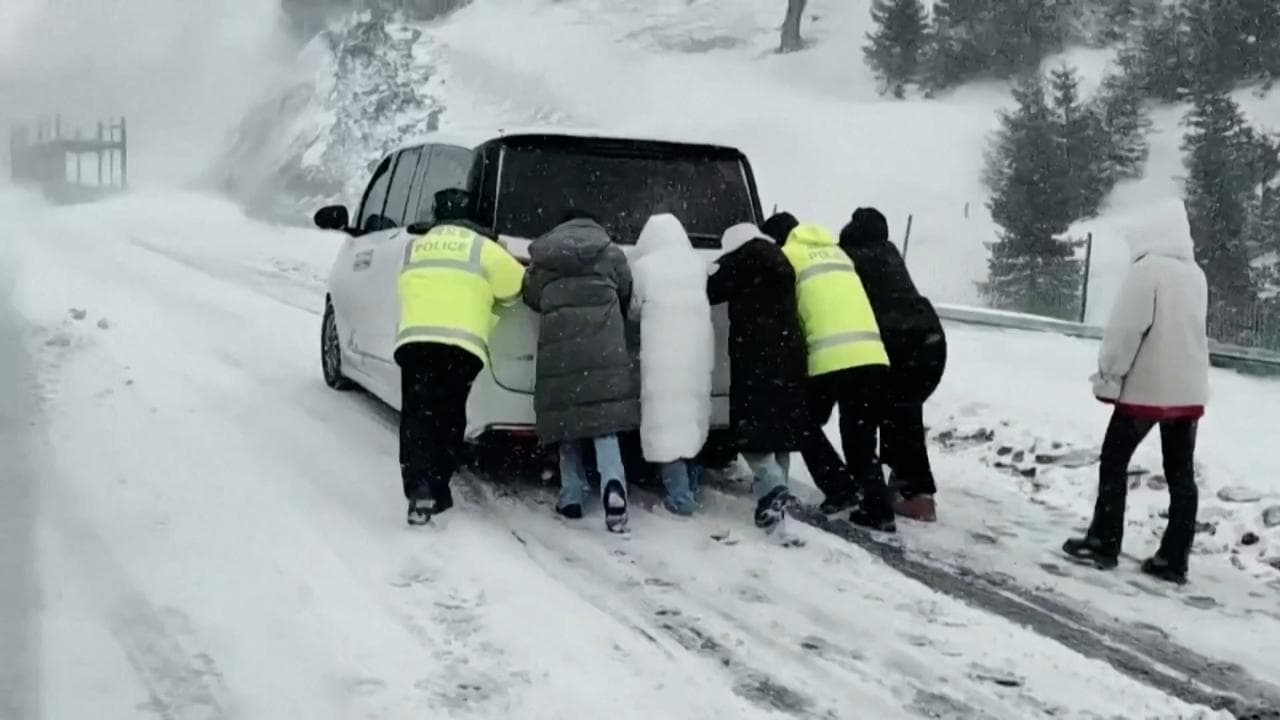 Cina: tempesta di neve nello Xinjiang, le strade bloccate e i soccorsi agli automobilisti