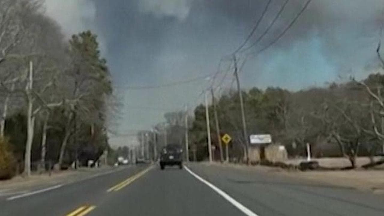 Usa: violenti incendi negli Hamptons, la zona del jet set newyorkese: stato di emergenza