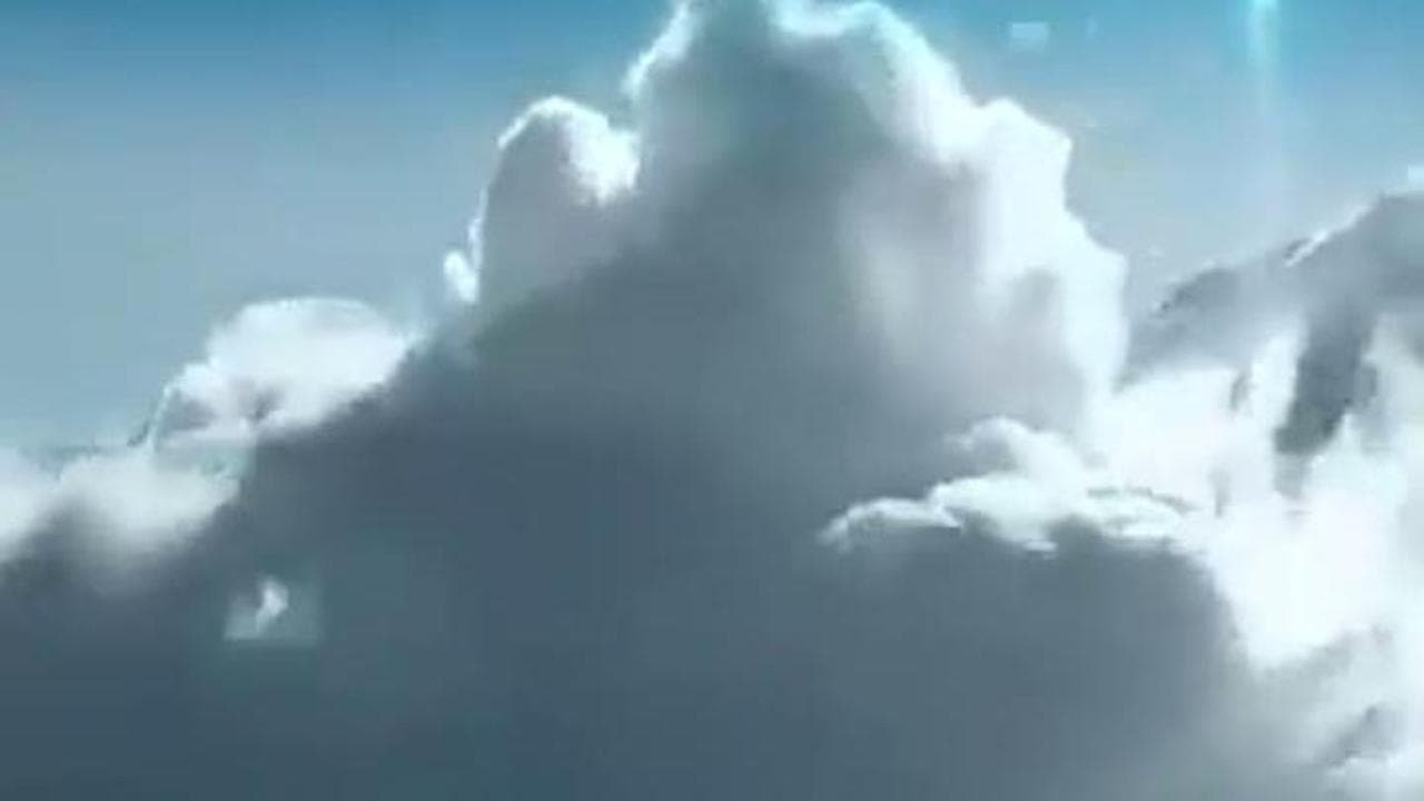 Himalaya, valanga si stacca da una montagna: la gigantesca nube di neve "inghiotte" un camion