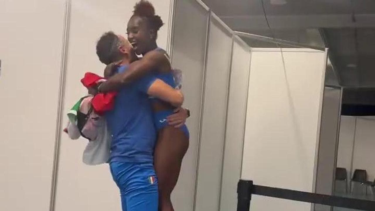 Zaynab Dosso campionessa europea 60m indoor: l'abbraccio con il coach Giorgio Frinolli